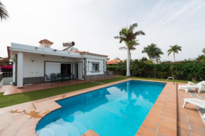 Villa Cosmos chalet con gran piscina y jardin privado